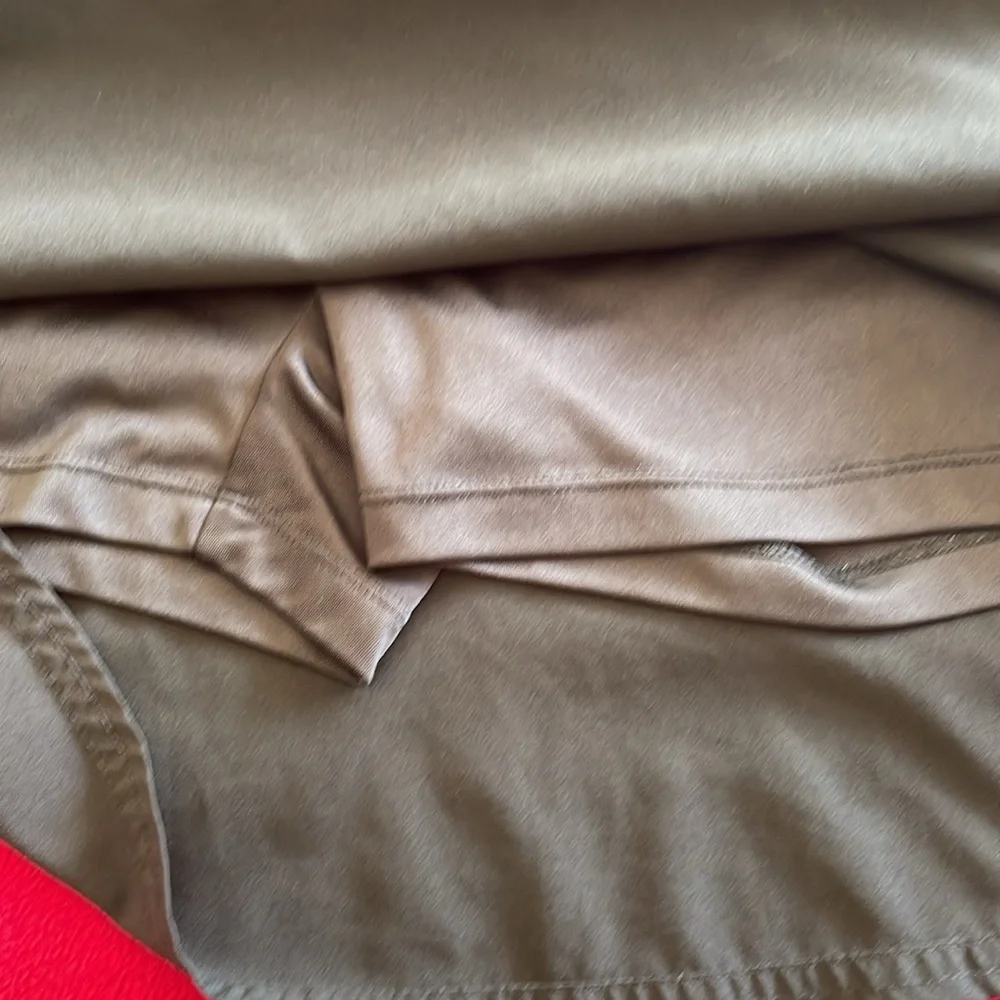 Black Izod sz 4 skort. flares out , light weight  and has built in shorts